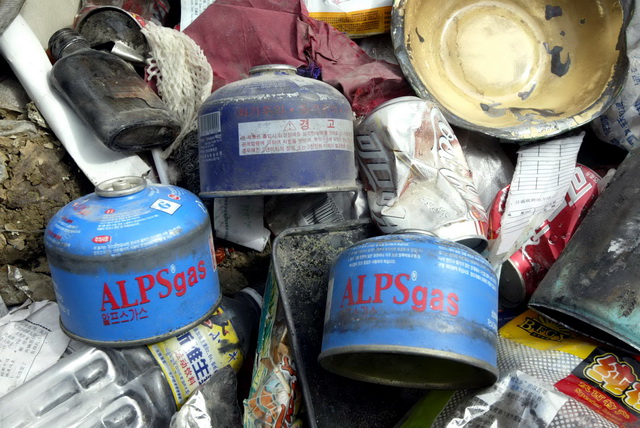 珠峰脚下经常可以见到被遗弃的煤气罐等垃圾。摄影/章轲