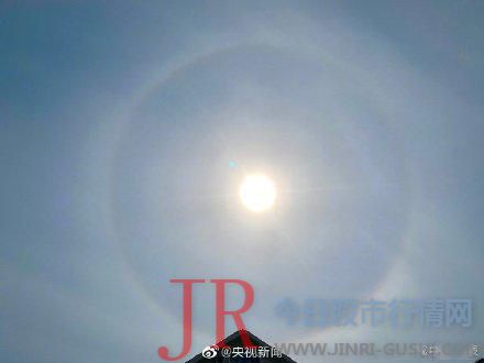 北京天空出现日晕像天眼、光盘，像彩虹包裹着太阳