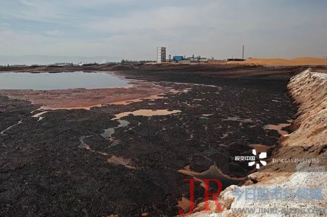 原创腾格里沙漠180亩地被污染：5万吨废物隐瞒20年涉事企业已破产